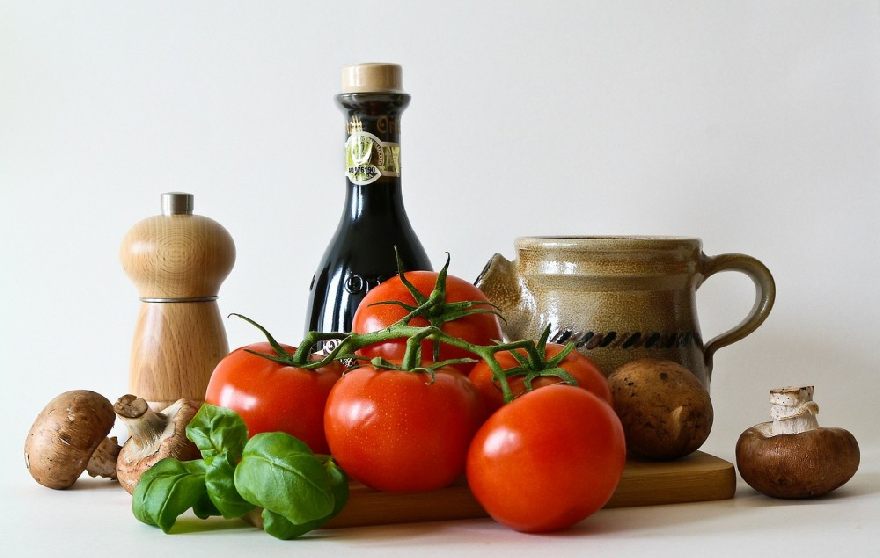 Tomaten olivenöl und Gewürze, angerichtet
