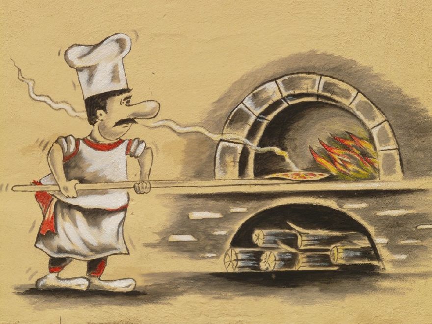 Pizzabäcker schiebt Pizza in Holzofen